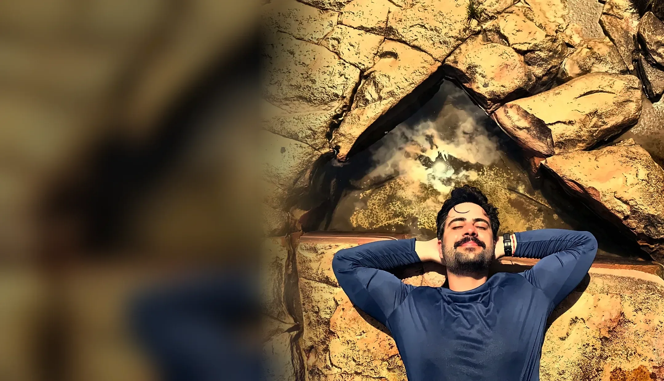 Turista relaxando nas pedras de um poço durante passeio guiado na Chapada dos Veadeiros