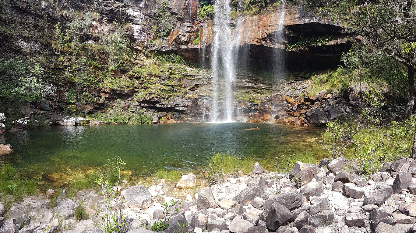 cachoeira do Cordovil na Chapada dos Veadeiros com pedras ao redor do poço