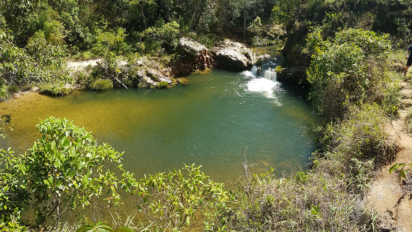 Piscina natural formada pela cachoeira do Rodeador na Chapada dos Veadeiros