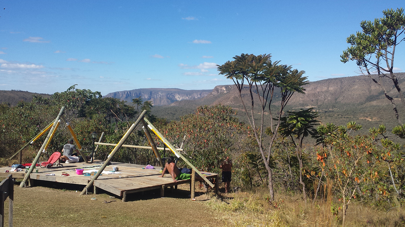 Deck de madeira com vista para o vale do moinho na cachoeira dos cristais