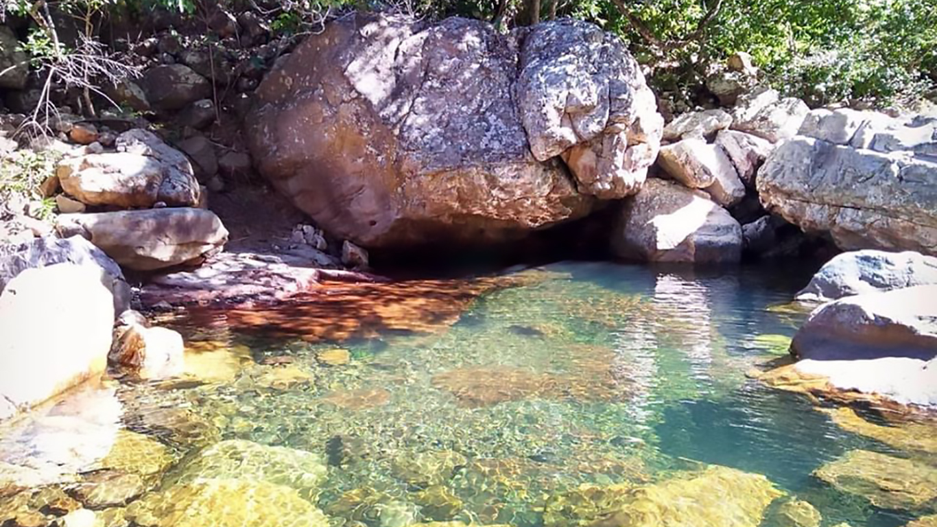 Piscina natural na formada pela cachoeira do label