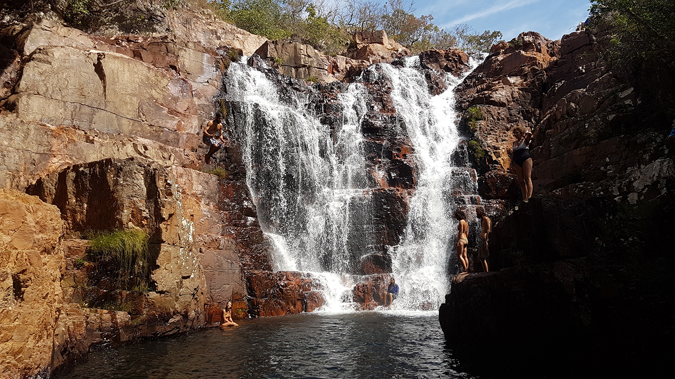 Pessoas na cachoeira da Escadaria, no complexo Macaco Macacão da Chapada dos Veadeiros