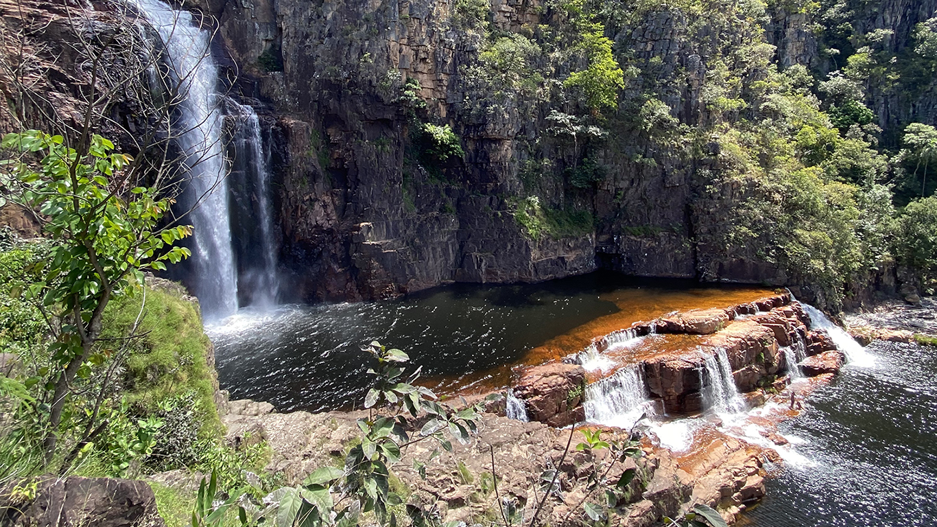 Cachoeira Catedral formando duas piscinas em dois andares. Ainda três cachoeiras menores de uma piscina à outra.