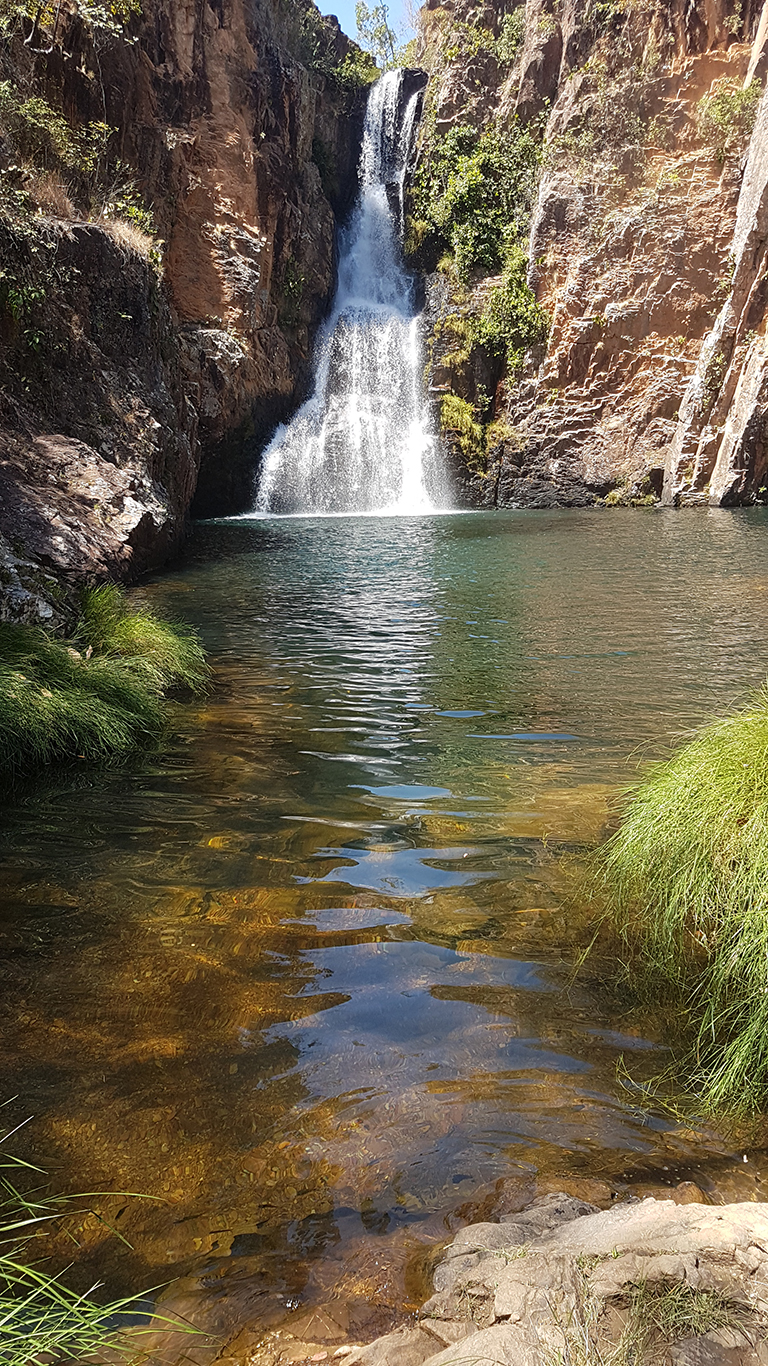 Reflexo das águas cristalinas da cachoeira da Caverna na Chapada dos Veadeiros