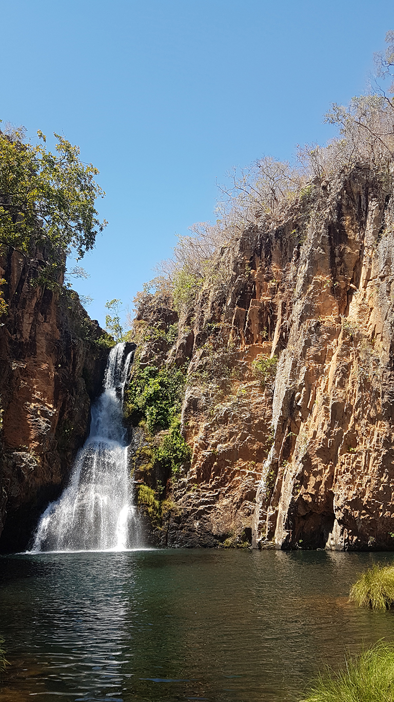 Cachoeira da Caverna com enorme paredão do cânion e o poço