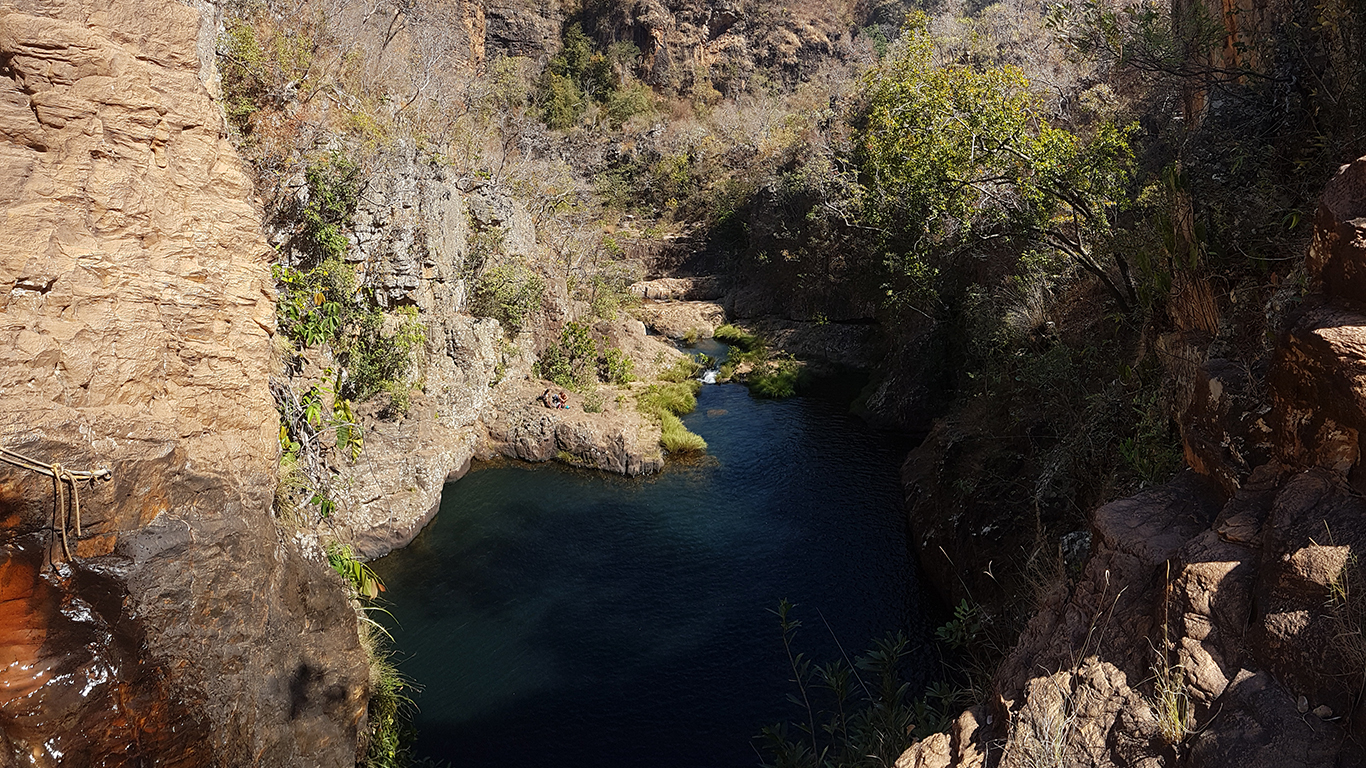 Vista do topo da cachoeira da Caverna para o poço