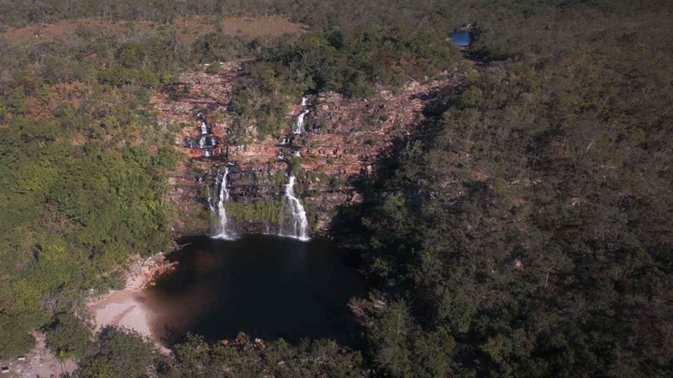 Cachoeira do Poço Encantado vista de cima através de um drone