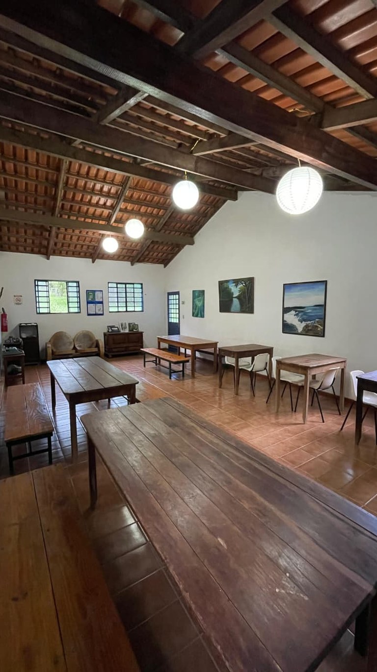 Refeitório de madeira da Reserva Renascer, base de apoio da trilha da Ponte de Pedra