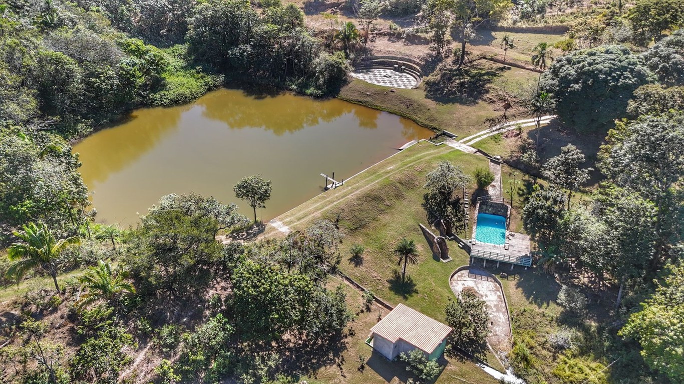 Vista aérea da Reserva Renascer com lago e piscina, base de apoio para a trilha da Ponte de Pedra