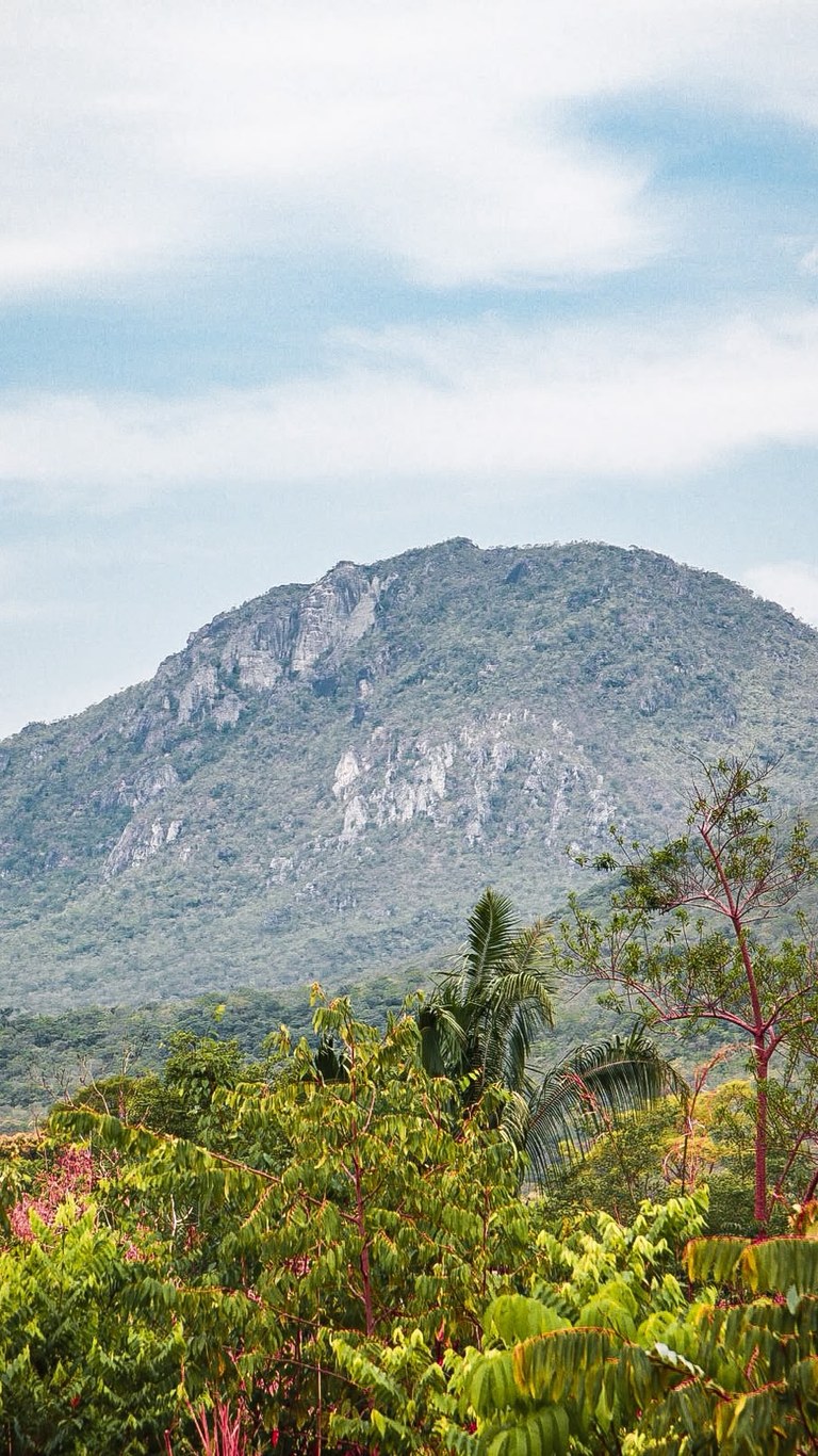 Serra vista do Mirante Vão do Rio Claro, próximo à Ponte de Pedra, Cavalcante