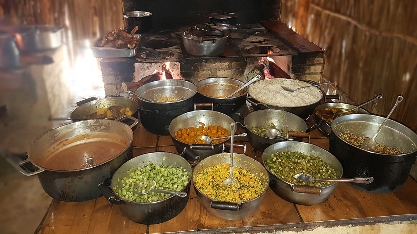 Almoço feito em fogão à lenha no restaurante kalunga Auriana perto do CAT do Engenho na cachoeira Santa Bárbara na Chapada dos Veadeiros