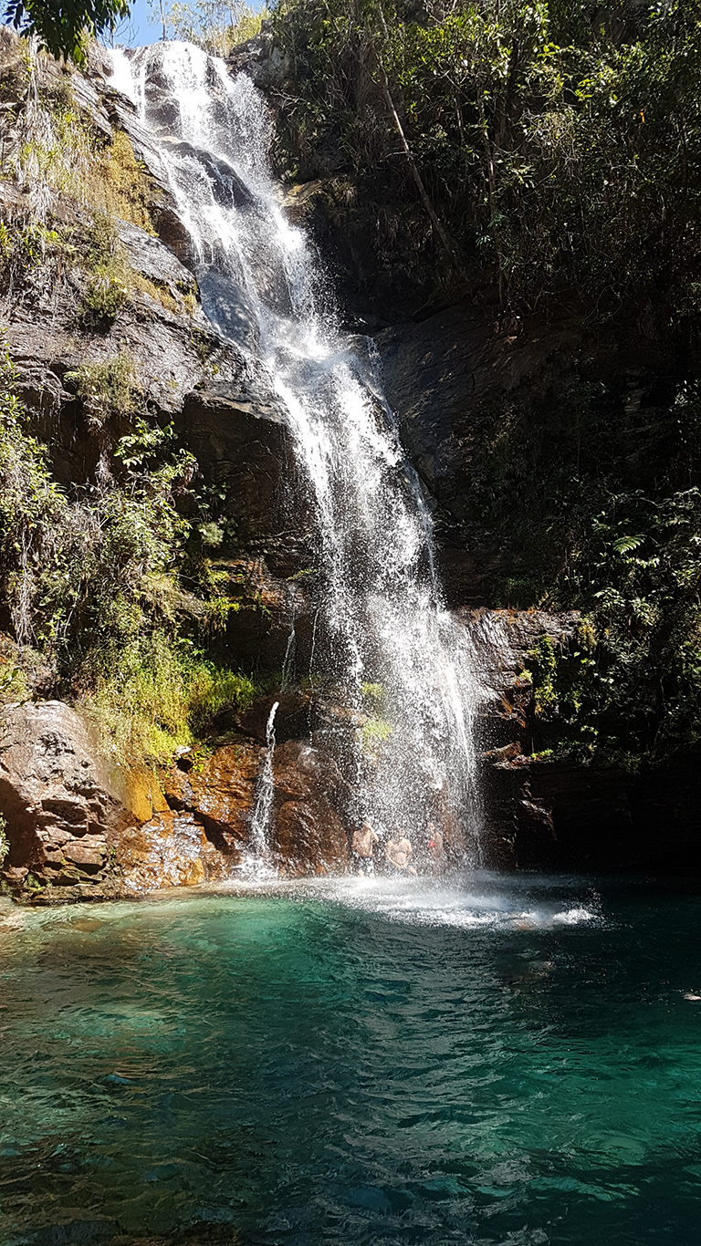 Queda da cachoeira Santa Bárbara que tem aproximadamente 50 metros
