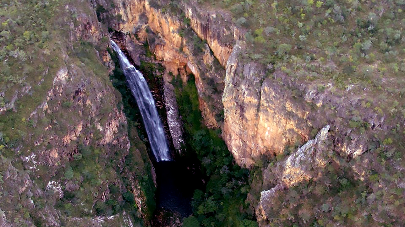 Cachoeira do segredo na Chapada dos Veadeiros vista de cima por um Drone, fotografada por Marcos Laterzal