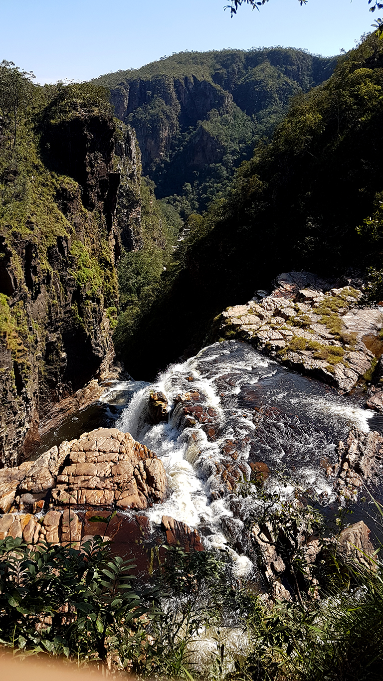 Penhasco dos cânions das cataratas dos Couros na Chapada dos Veadeiros