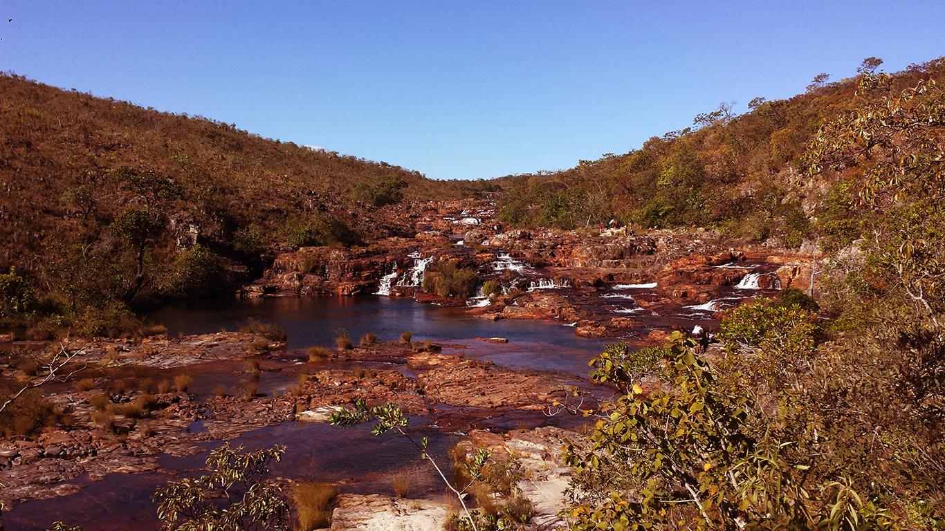 Vista do Mirante mais alto da trilha das Cataratas dos Couros no período de seca com piscinas naturais