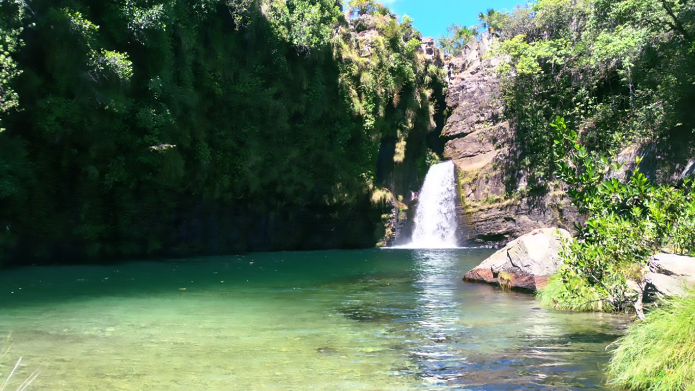 Cachoeira Rei do Prata com água verde esmeralda na Chapada dos Veadeiros