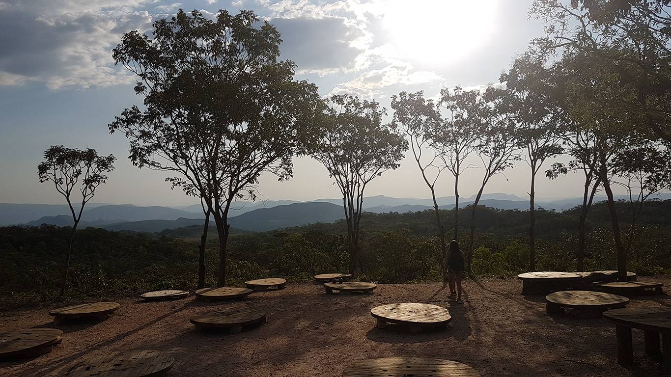 Vista panorâmica do estacionamento na cachoeira do abismo e mirante da Janela