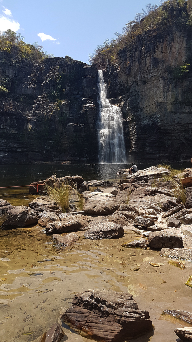 Saltos do rio preto de 80 metros mais conhecida como cachoeira do Garimpão no período de setembro com águas cristalinas no período da manhã de setembro no parque nacional da Chapada dos Veadeiros