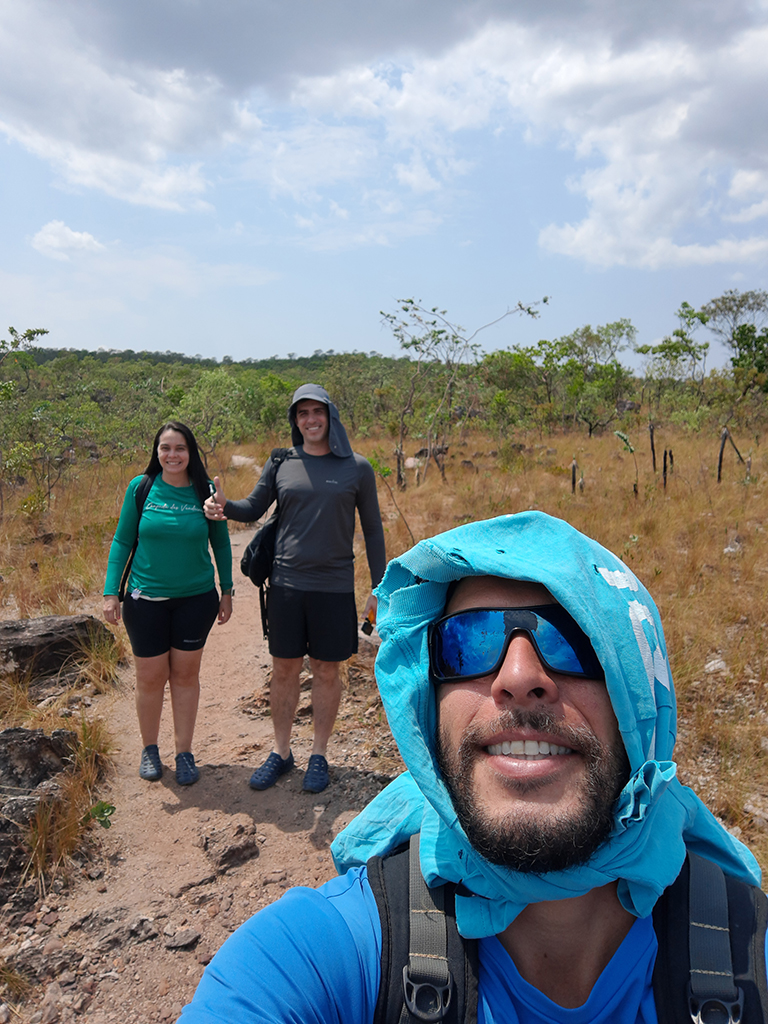 Diego Marques, guia de turismo local, conduzindo dois visitantes pelo Parque Nacional da Chapada dos Veadeiros