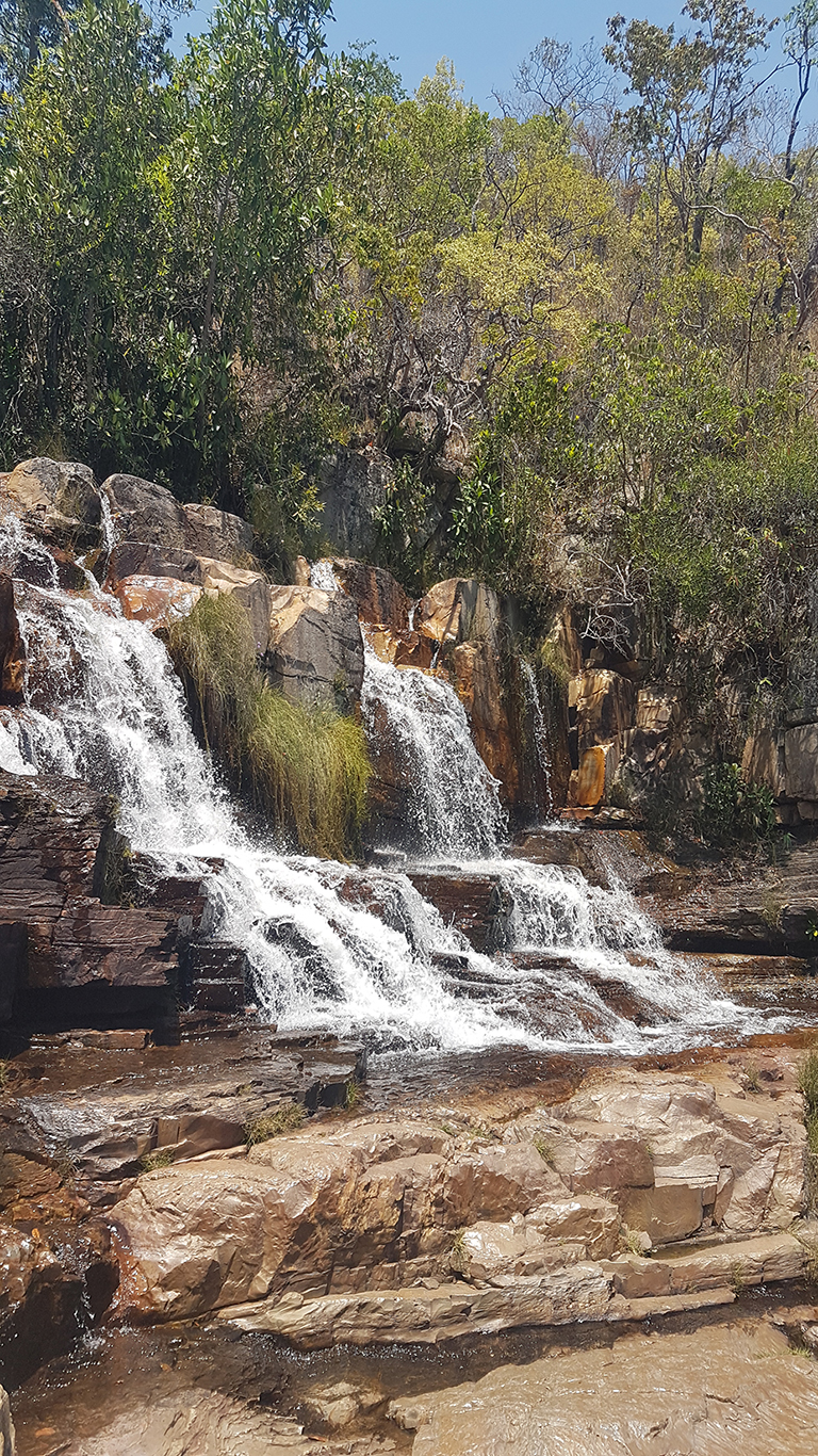 Cachoeira almécegas 2 em visão vertical vista das pedras que ficam ao lado