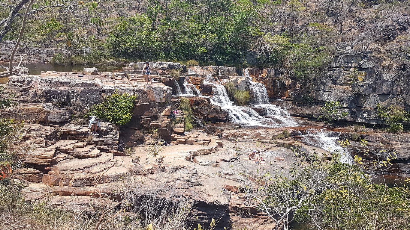 Cachoeira Almécegas 2 na Chapada dos Veadeiros com visão panorâmica das pedras e formações geológicas