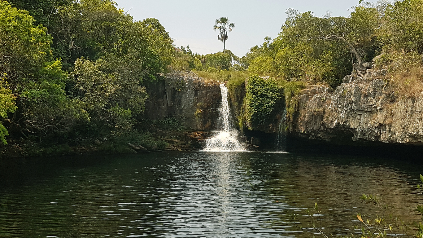 Poço São Bento com a cachoeira ao fundo em setembro no período de seca