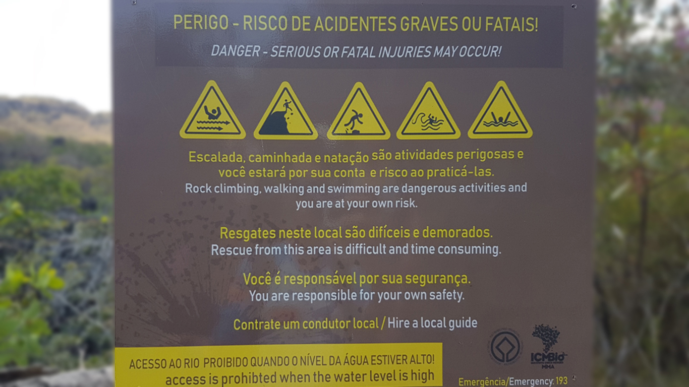 Placa de perigo com alertas de riscos e recomendações para a trilha do carrossel no parque nacional da Chapada dos Veadeiros
