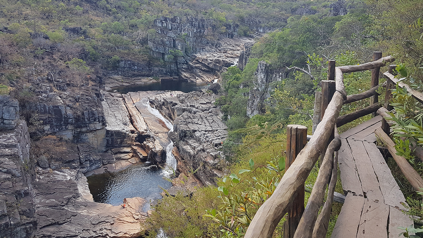 Trilha suspensa em deck de madeira com vista para cachoeira do carrossel no parque nacional da chapada dos veadeiros