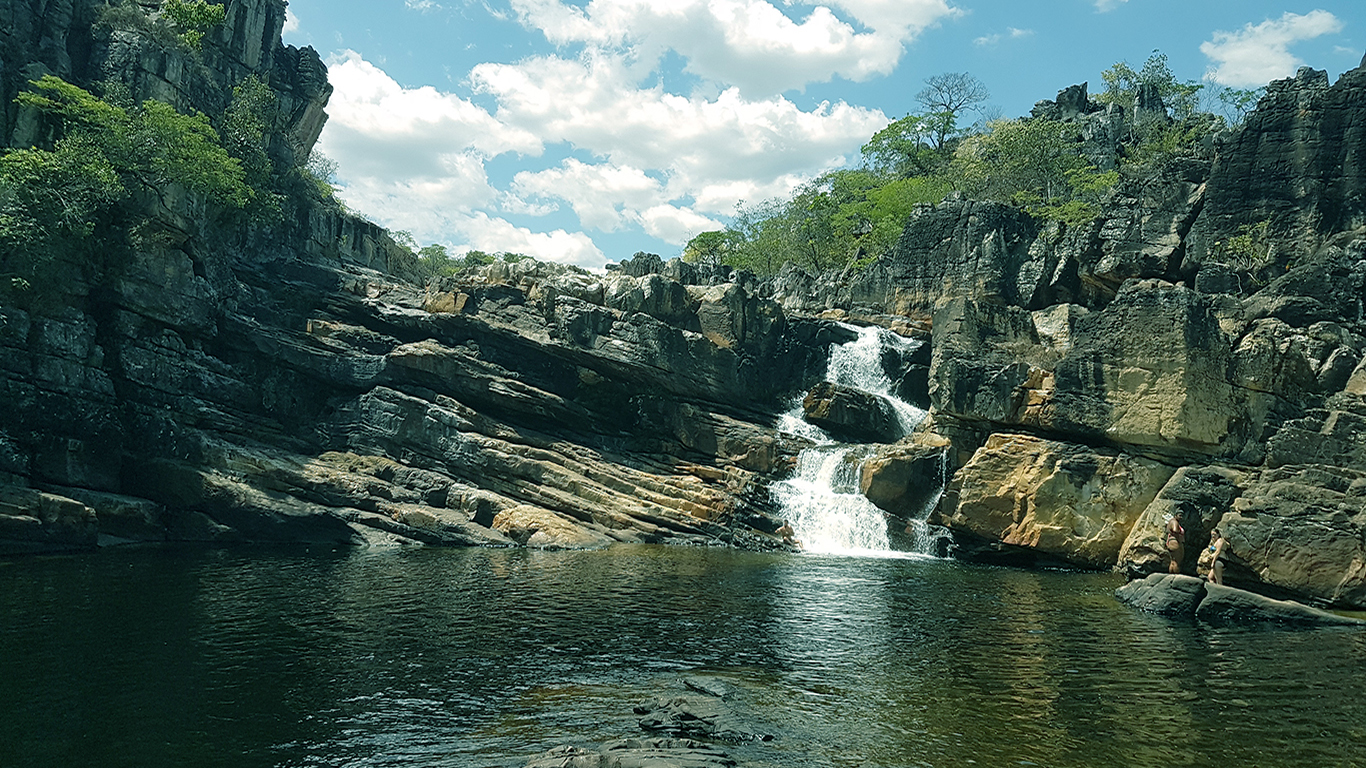 Cachoeira do Carrossel no parque nacional da Chapada dos Veadeiros no período de setembro pela manhã em dia ensolarado vista de frente