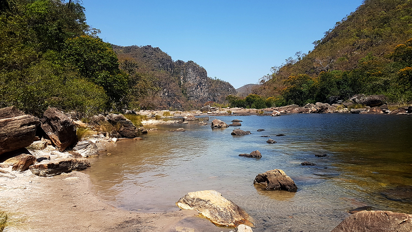 Uma pequena prainha formada no poço da cachoeira do Garimpão dos Saltos do rio Preto de 80 metros