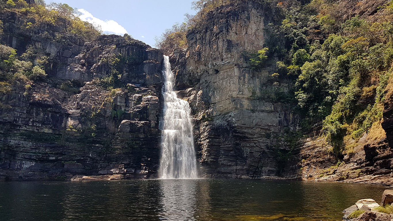 cachoeira do garimpão pela manhã no mês de setembro com águas claras e muito sol. Saltos do rio preto de 80 metros do parque nacional da chapada dos veadeiros