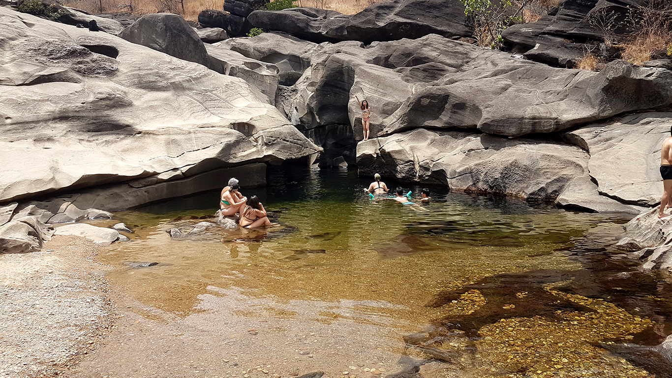 Turistas tomando banho na segunda piscina do Vale da lua na Chapada dos Veadeiros