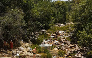 rio do poço esmeralda com platôs de pedras