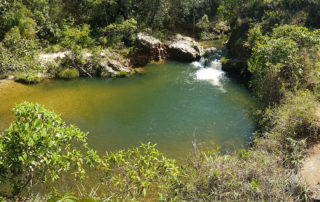 Piscina natural formada pela cachoeira do Rodeador na Chapada dos Veadeiros