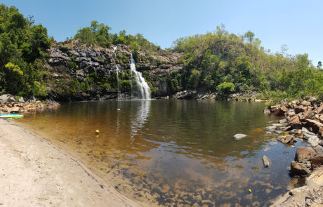 Cachoeira do Poço Encantado com vista panorâmica na época de seca na Chapada dos Veadeiros