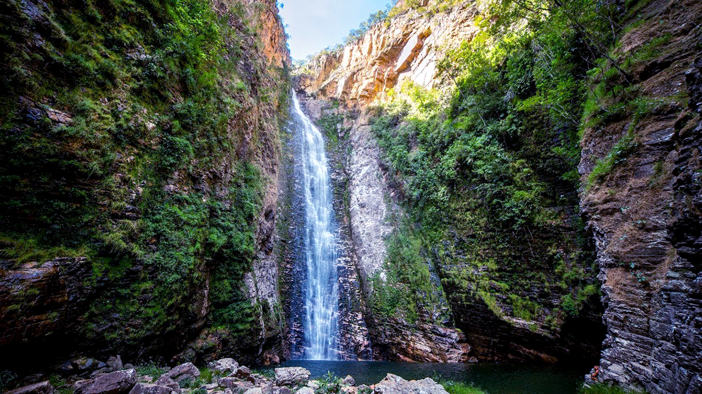 Imagem panorâmica da cachoeira do Segredo na Chapada dos Veadeiros num final de tarde