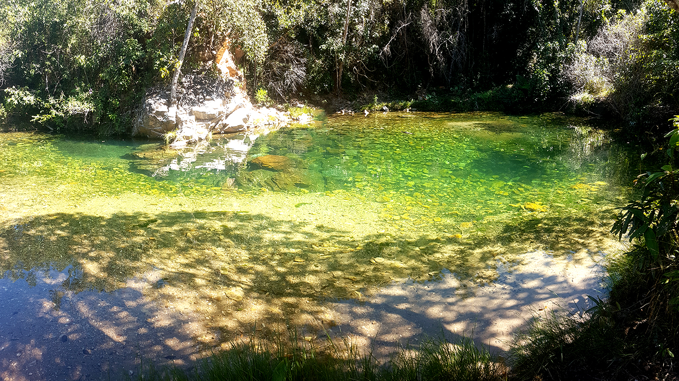 Piscina natural com água transparente que fica no meio do caminho para cachoeira do Segredo na Chapada dos Veadeiros