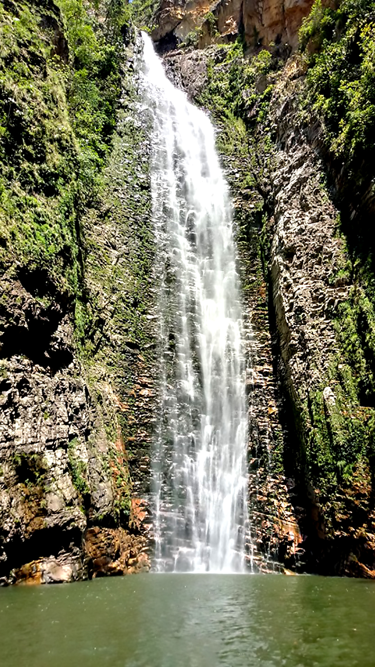 Cachoeira do Segredo em dia ensolarado no período de chuvas na Chapada dos Veadeiros