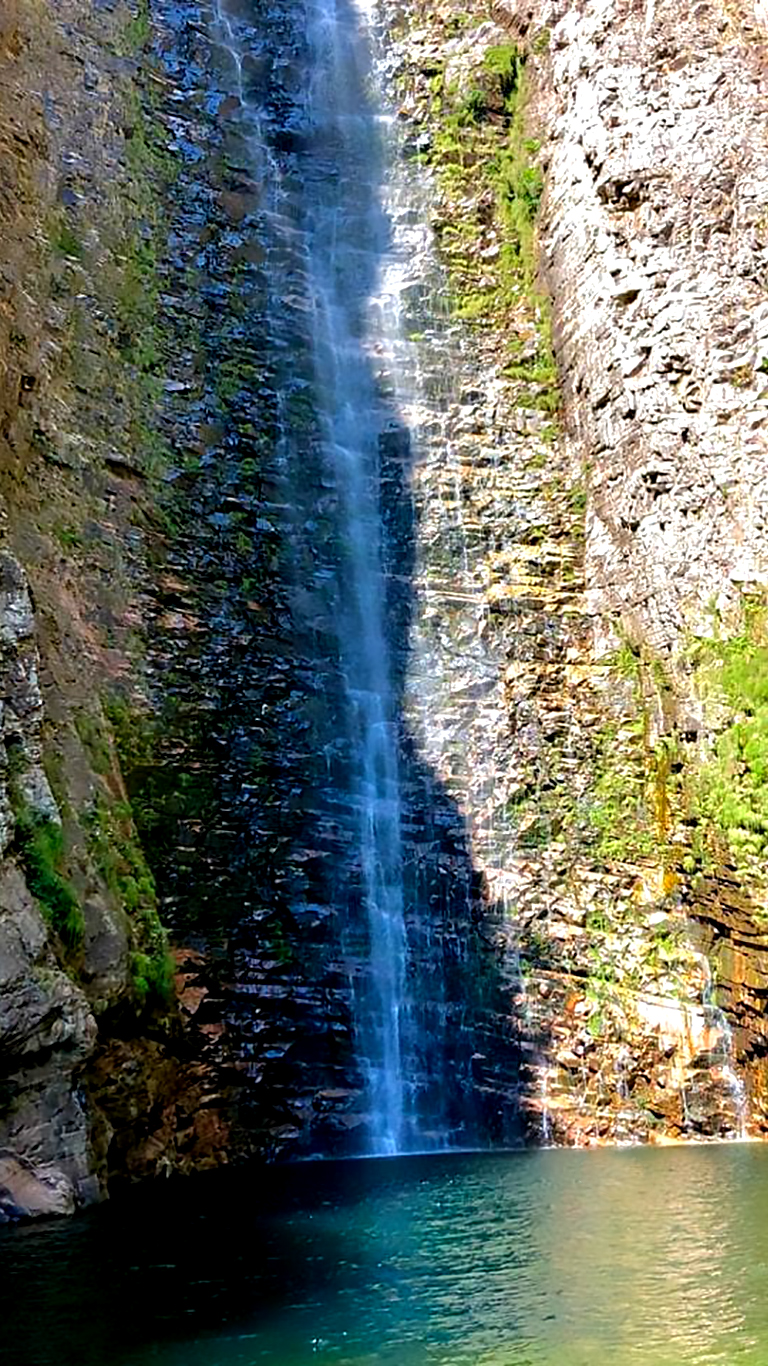 Cachoeira do Segredo batendo um sol no poço no período da manhã na Chapada dos Veadeiros