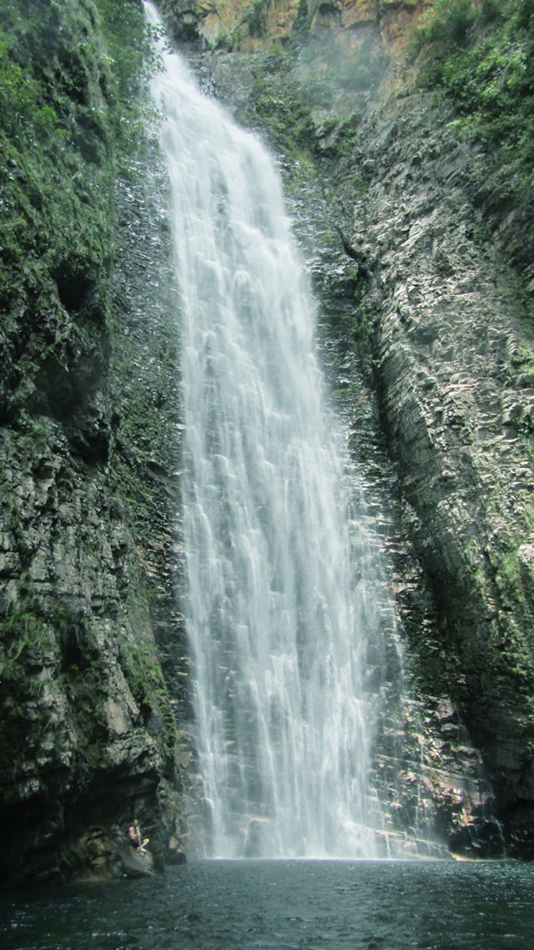 Cachoeira do segredo na Chapada dos Veadeiros no período de chuva com sua queda de 115 metros com volume alto