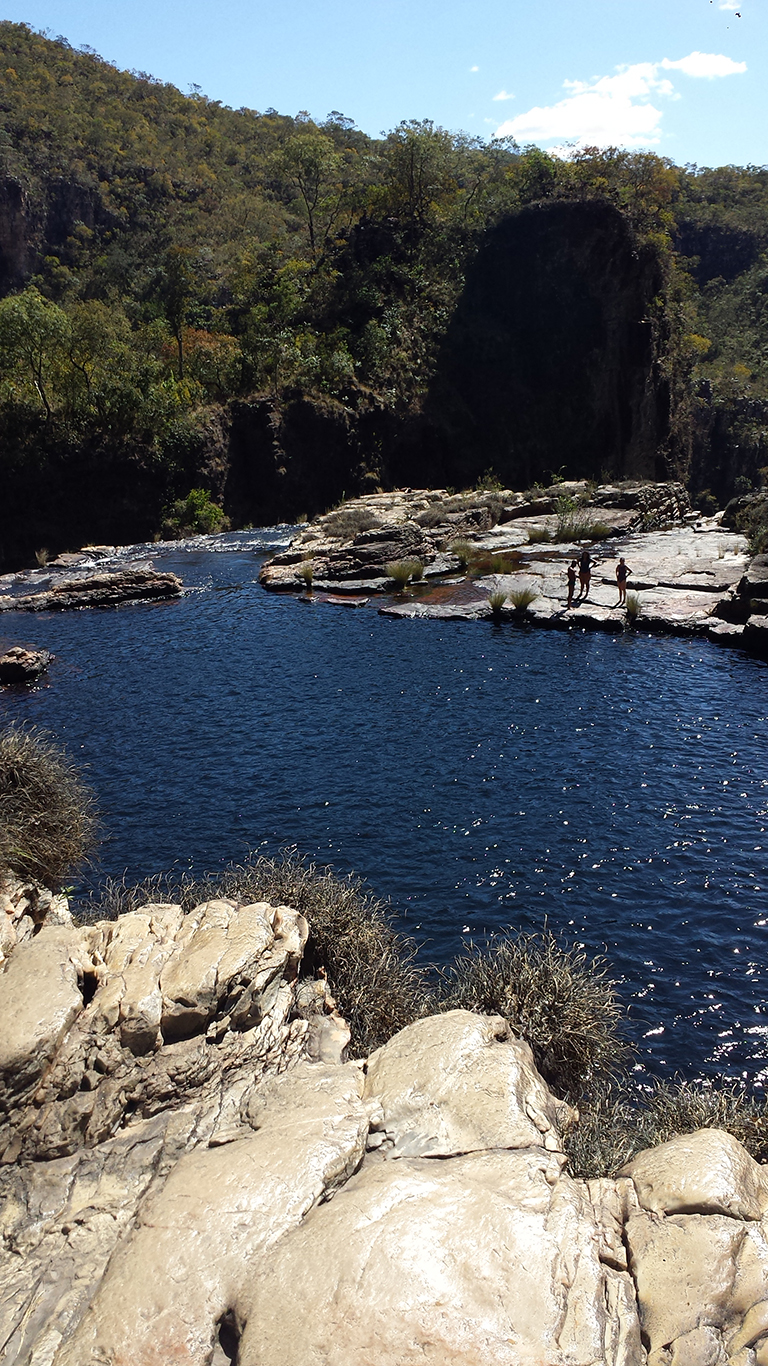 Última piscina natural da trilha das Cataratas dos Couros formada pela cachoeira do Buracão na Chapada dos Veadeiros com penhasco no final
