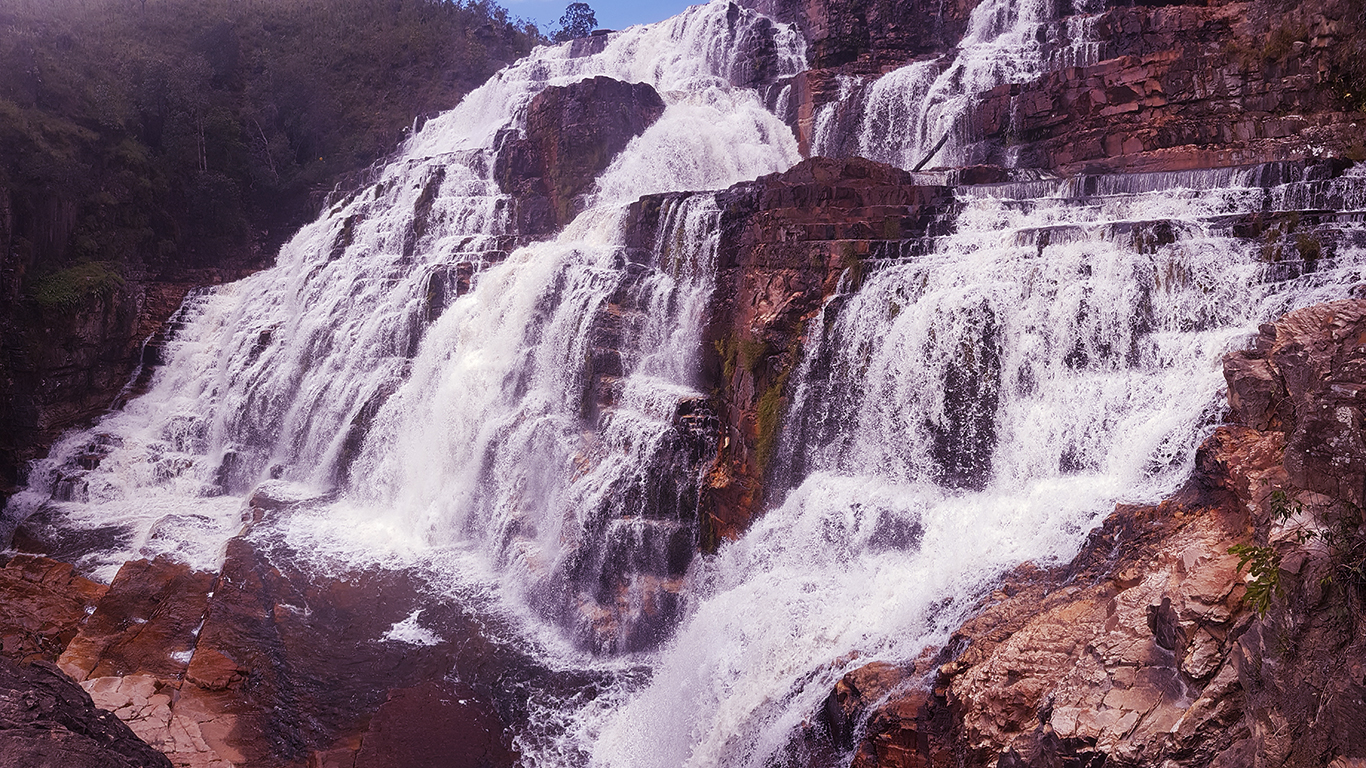 Visão Panorâmica da cachoeira Almécegas 1000 nas cataratas dos Couros na região da Chapada dos Veadeiros