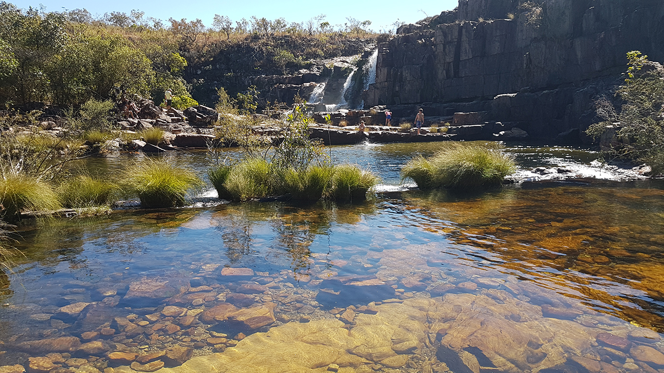 Piscinas naturais com água límpida no período da seca, formadas na cachoeira da Muralha nas cataratas dos Couros na Chapada dos Veadeiros