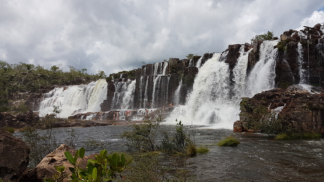 A força das águas nas cataratas dos Couros, formando a cachoeira da Muralha na Chapada dos Veadeiros no período de chuva.