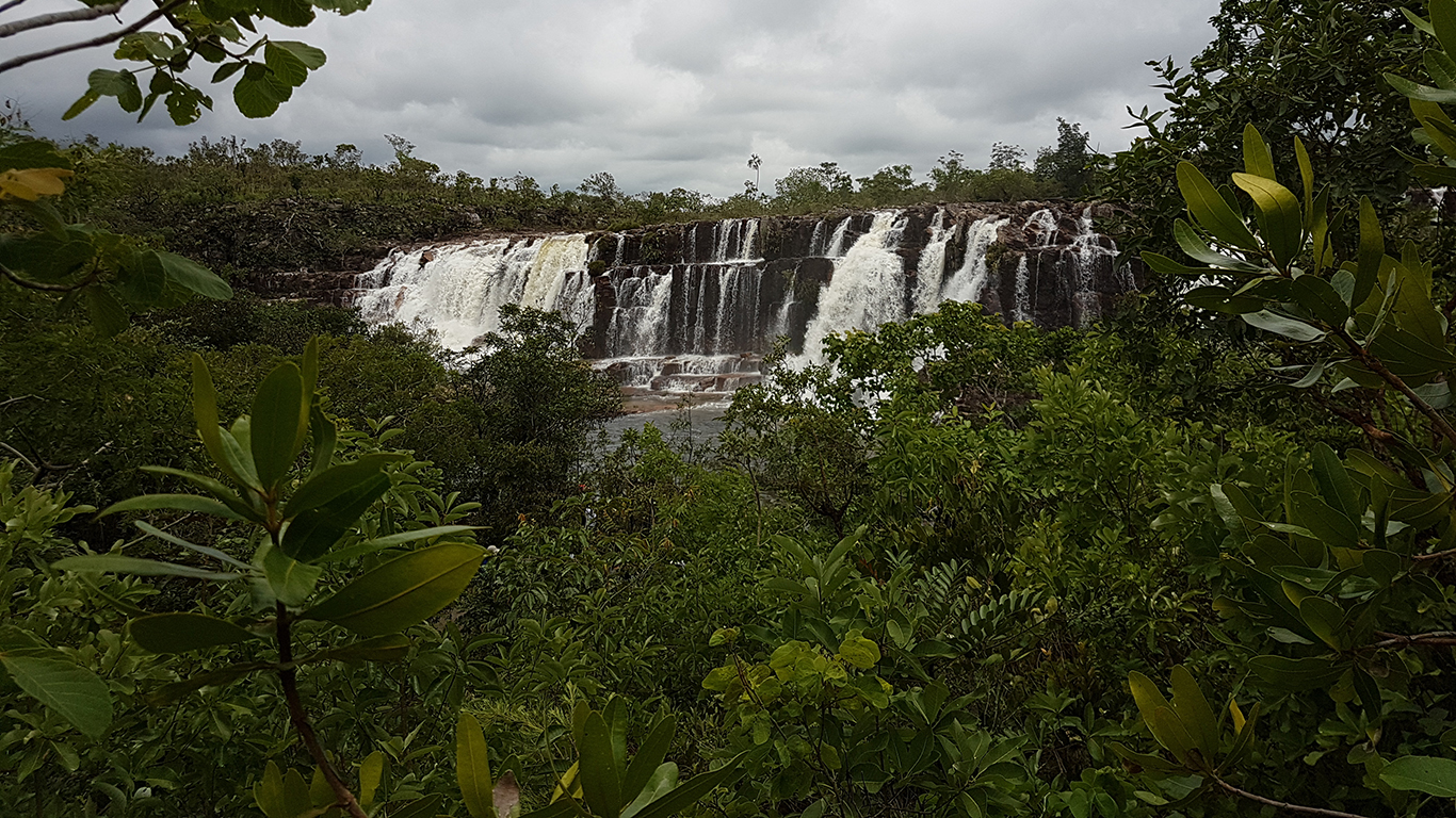 Vista do mirante da cachoeira da Muralha nas cataratas dos Couros na região da Chapada dos Veadeiros no período de chuva.