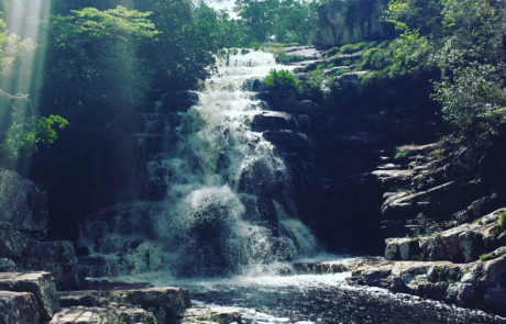 Cachoeira dos Arcanjos com reflexo da luz do sol na Chapada dos Veadeiros
