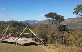 Deck de madeira com vista para o vale do moinho na cachoeira dos cristais