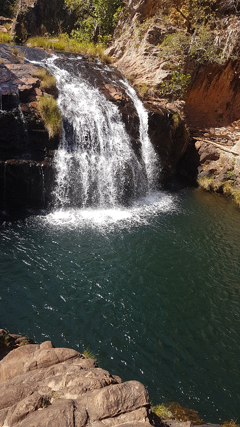 Cachoeira da luz com água do poço da cor verde esmeralda