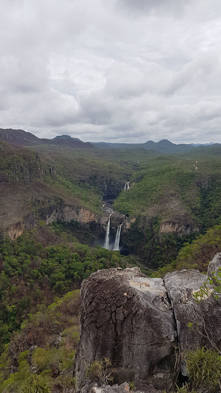 Visão do platô de pedras que fica no mirante da Janela para o parque nacional da Chapada dos Veadeiro com a cachoeira de 120 metros e do garimpão no fundo