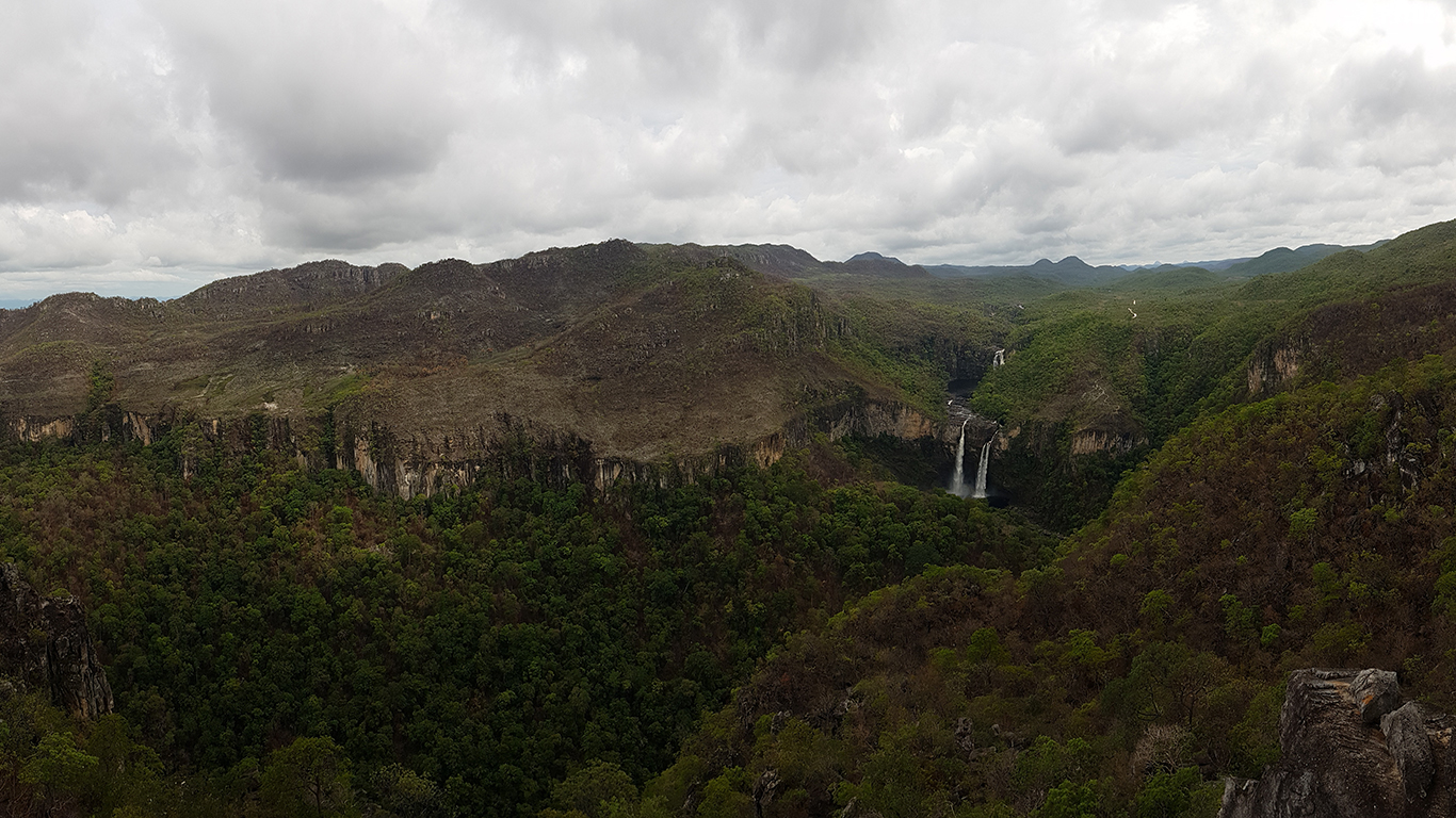 Vista panorâmica do vale com os saltos do rio Preto do mirante da Janela